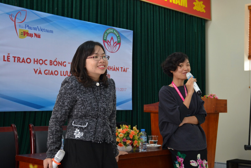 Bên cạnh lễ trao học bổng, học sinh còn được giao lưu với bà Diệu Linh (trái) cùng bà Cao Hà - CEO của EF Việt Nam. 