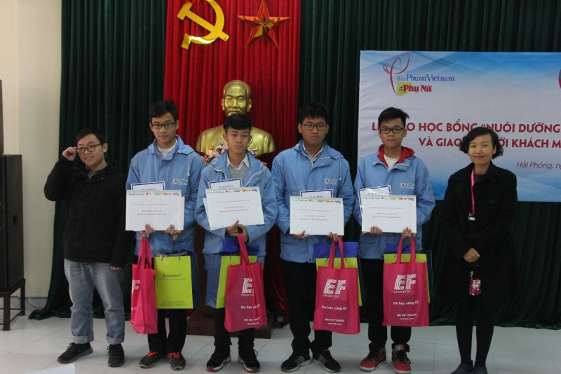 Đồng hành với chương trình lần này còn có sự tham dự của tổ chức giáo dục quốc tế Education First (EF) Việt Nam. Đơn vị này cũng trao nhiều học bổng tiếng Anh có giá trị cho học sinh trường chuyên Trần Phú.