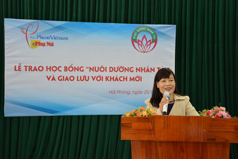Những thành tích nổi bật của trường được cô Nguyễn Thị Ngà - Phó Hiệu trưởng Trường THPT Chuyên Trần Phú - tóm tắt, trong đó nhấn mạnh sự quan tâm kịp thời của các tổ chức, đặc biệt là chương trình học bổng 