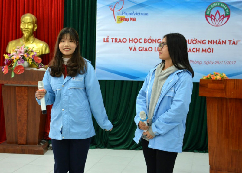 Nữ sinh THPT Chuyên Trần Phú khuấy động không khí bằng tiết mục văn nghệ đặc sắc.