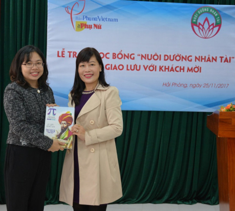 Bà Lê Diệu Linh - Phó Giám đốc Summit - trao tặng tạp chí Pi cho học sinh của trường. Summit cũng là đơn vị đồng hành với chương trình nhiều năm qua.