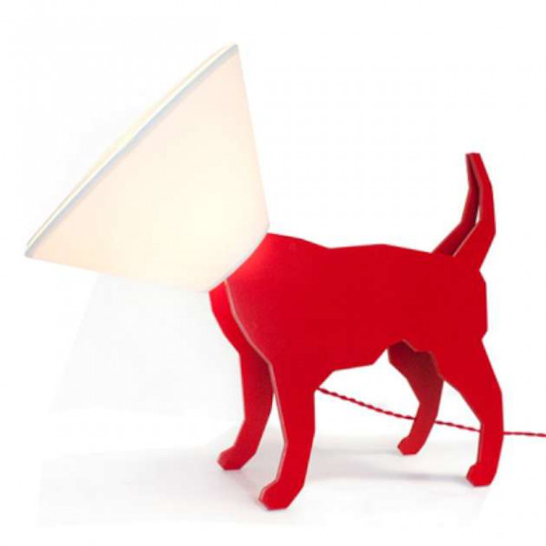 Đèn bàn bằng gốm sứ, thân đèn được cách điệu từ hình dáng chú cún đáng yêu, giúp bạn làm điệu cho phòng ngủ.