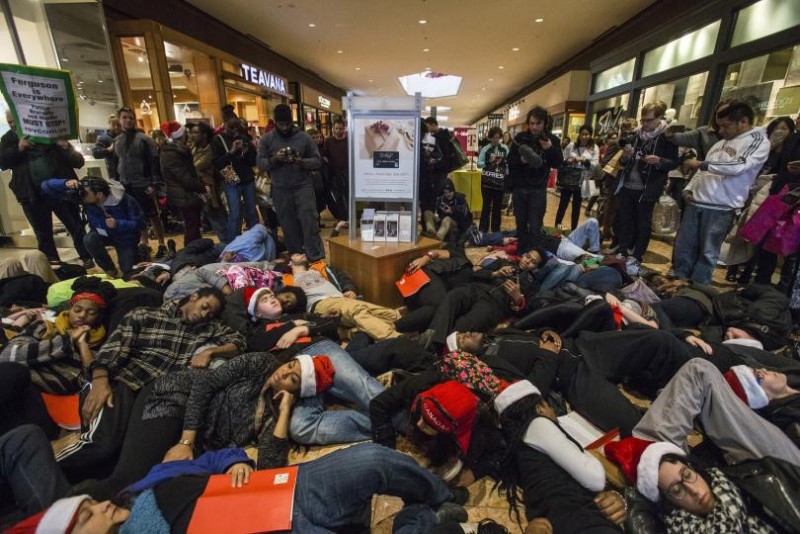 Người Mỹ nằm ngủ bên ngoài cửa hàng chờ giờ mở cửa trong ngày Black Friday. Ảnh: Reuters. 
