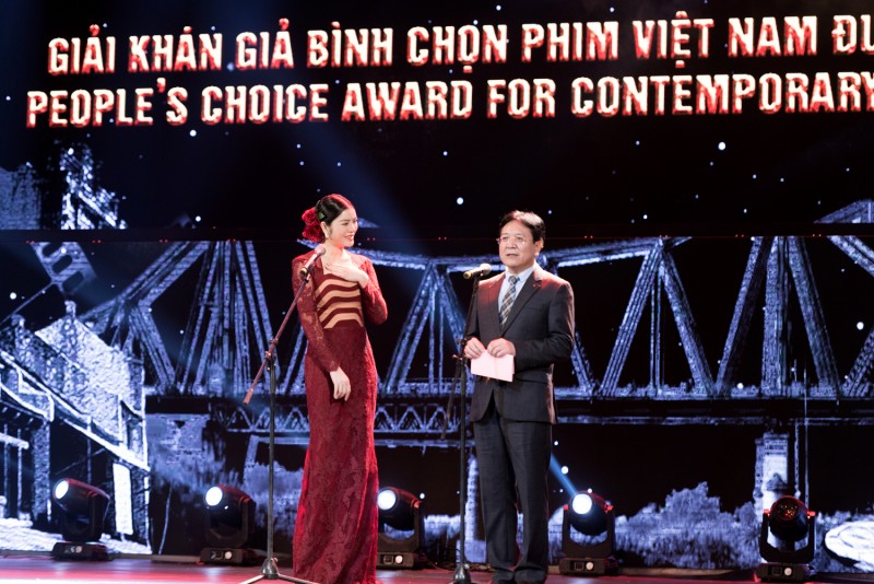Lý Nhã Kỳ cùng Thứ trưởng Bộ Văn hóa, Thể thao và Du lịch Vương Duy Biên đã công bố “Giải khán giả bình chọn cho phim Việt Nam được yêu thích nhất”.