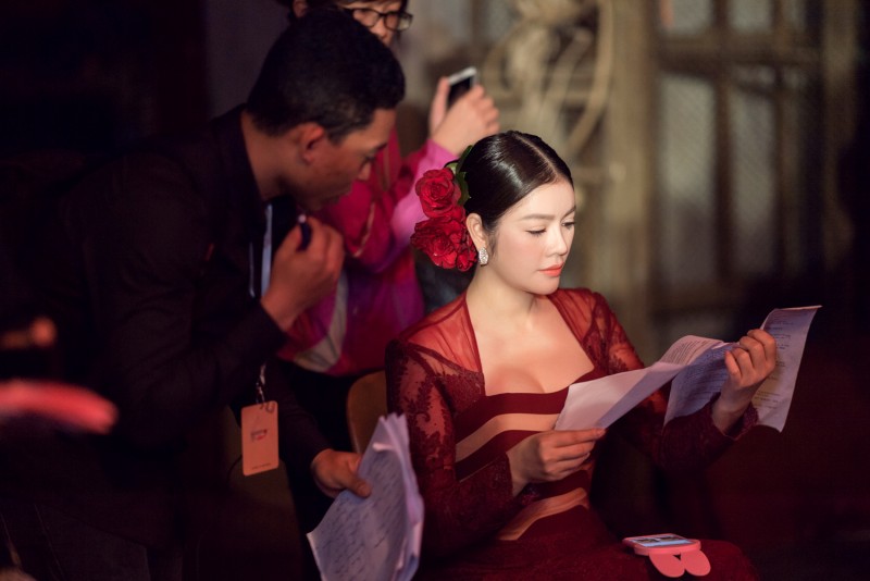 Người đẹp chăm chú đọc kỹ kịch bản chương trình trước khi lên sân khấu công bố giải thưởng.