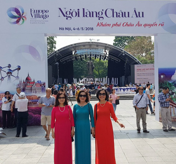 Ngôi làng châu Âu tổ chức tại khu vực tượng đài Lý Thái Tổ, phố đi bộ Hồ Gươm là một trong những điểm đến thú vị của người Hà Nội trong dịp cuối tuần này. Sự kiện diễn ra trong 2 ngày 5 và 6/5/2018. Du khách tham gia các hoạt động trải nghiệm hoàn toàn miễn phí.