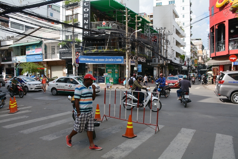 Hiện đường Bùi Viện đang được hạn chế lưu thông từ đoạn giao với đường Đề Thám đến đường Đỗ Quang Đẩu để công nhân tập trung thi công.