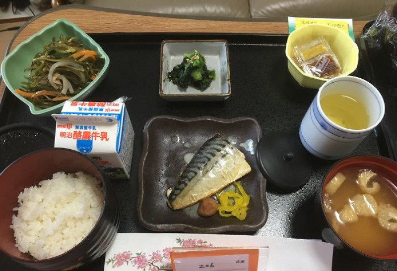 Cá thu, salad Konbu, súp miso, rau chân vịt, cơm, sữa, trà xanh.