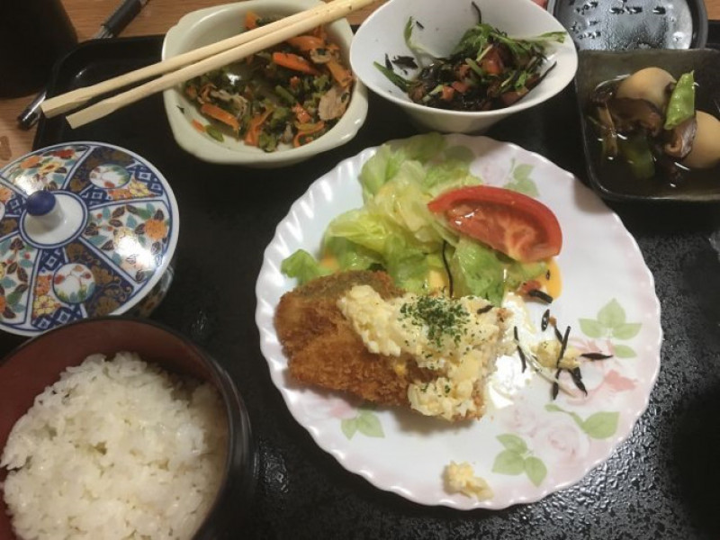 Cá chiên sốt Tartar, khoai tây nghiền, salad Hijiki, rau chân vịt, cà rốt xào, cơm, trà xanh.