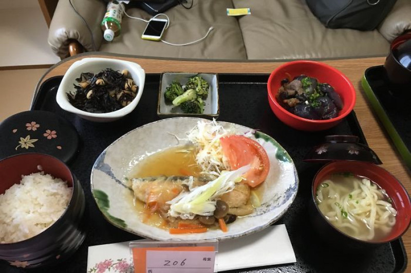 Cá hồi sốt nấm, mì ống Soba, cơm, cà tím xào thịt bò, bông cải xanh, salad Hijiki.