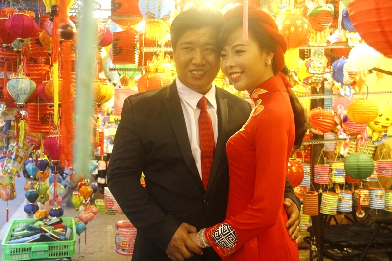 Các đôi uyên ương cũng đến phố lồng đèn Lương Nhữ Học để chụp hình cưới. 