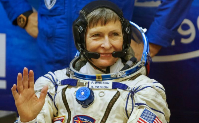 Tháng 4/2017, bà Whitson đã phá kỷ lục 584 ngày thời gian tích lũy sống trong không gian của Mỹ. Với lần trở về an toàn này, bà Whitson đã có 665 ngày sống trong vũ trụ, nhiều hơn mọi phi hành gia Mỹ trong lịch sử. 