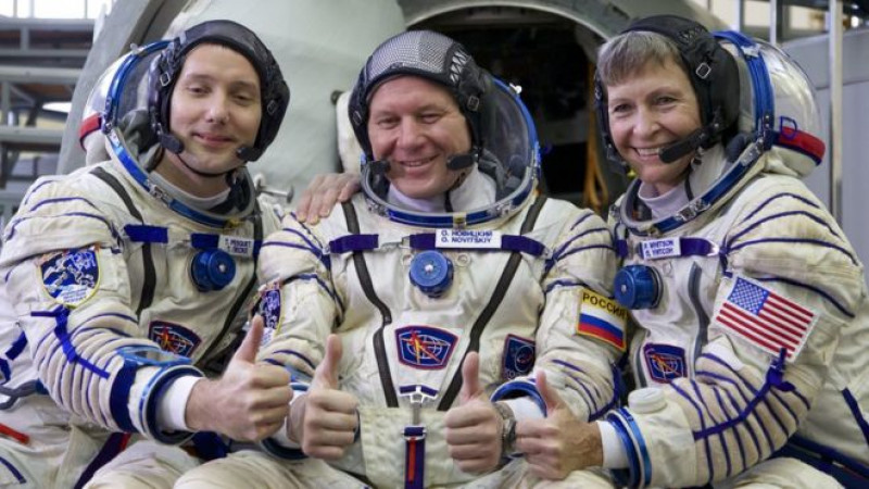 Khoang tàu vũ trụ Soyouz MS-04 chở bà Peggy Whitson (57 tuổi) đã hạ cánh an toàn xuống Kazakhstan. 2 bạn đồng hành của bà là phi hành gia Mỹ Jack Fischer của của Cơ quan Hàng không Vũ trụ Mỹ (NASA) và phi hành gia Nga Fiodor Yurtchikhin thuộc cơ quan hàng không vũ trụ Roscosmos (Nga).