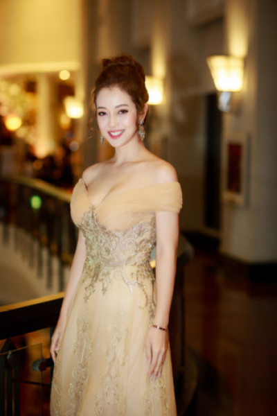 32 tuổi, Hoa hậu Jennifer Phạm ngày càng mặn mà quyển rũ.