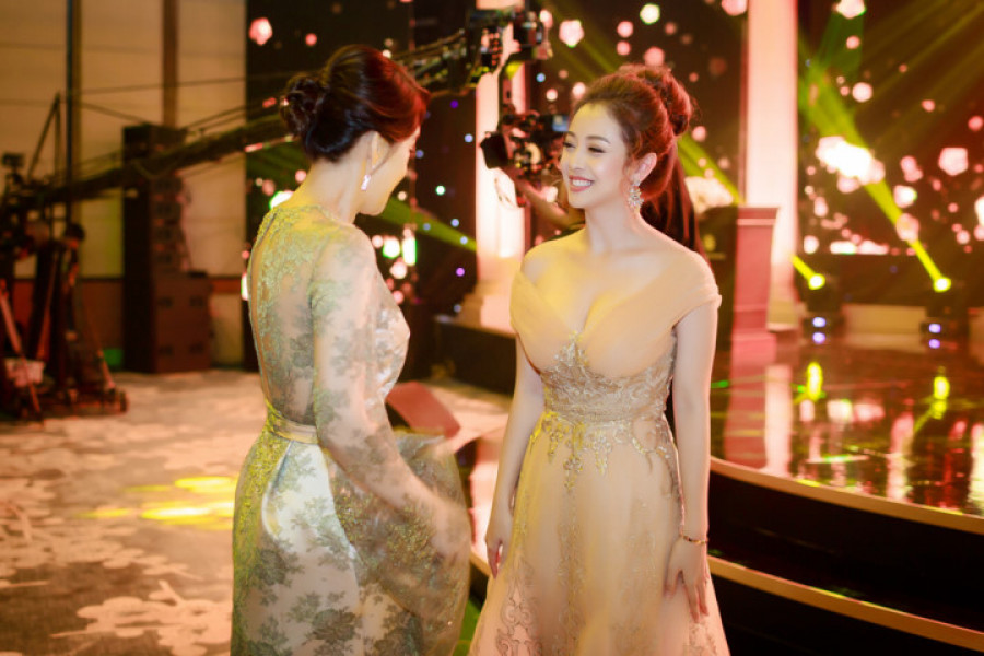 Bộ váy với những chi tiết hoa văn tinh tế giúp Jennifer Phạm khoe vai trần và vòng 1 quyến rũ.