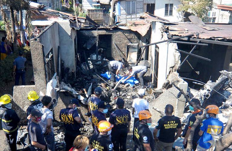Chiếc máy bay có 6 người, trong đó có 2 phi công, 1 nhân viên kỹ thuật và 3 hành đã gặp nạn khi đang trên đường tới thành phố Laoag, phía Tây Bắc đảo Luzon. 