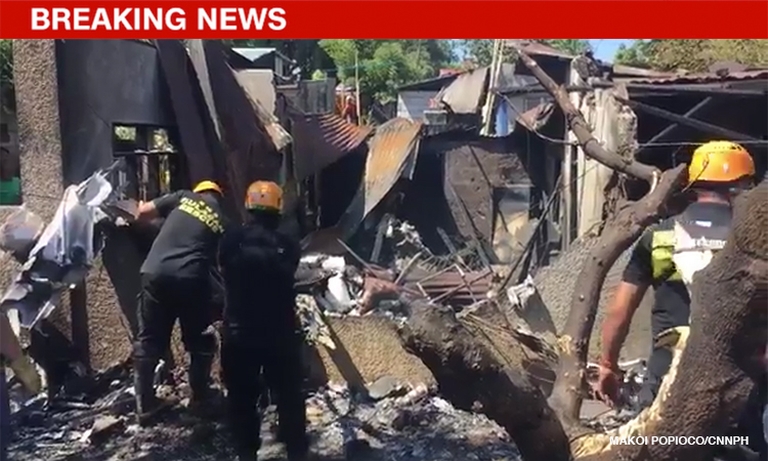 Trong khi đó, cảnh sát trưởng Plaridel Julio Lizardo xác nhận máy bay đã rơi vào một nhà của cụ bà Louisa Santos (80 tuổi). Vụ việc đã khiến ngôi nhà bốc cháy và máy bay bị phá hủy hoàn toàn. Ngoài toàn bộ những người trên máy bay, vụ tai nạn cũng khiến 3 trẻ em (1 gái; 2 trai) và 2 phụ nữ trong ngôi nhà thiệt mạng. 