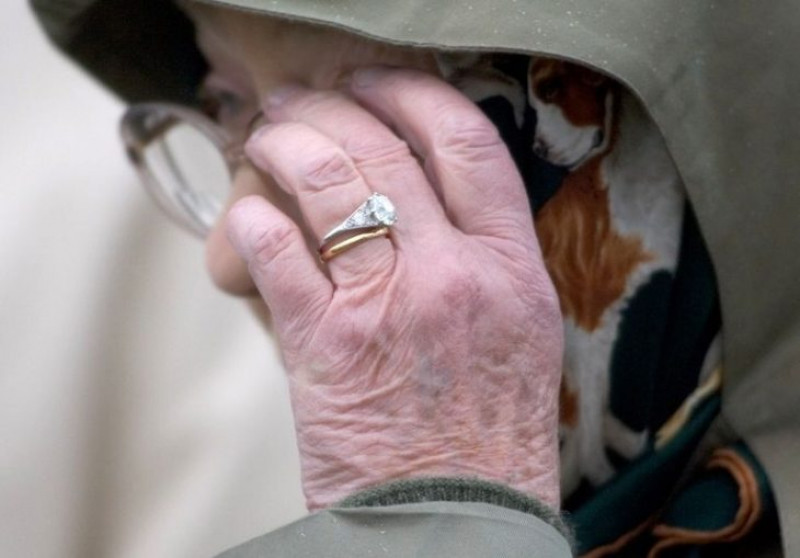 Trước thềm sự kiện, chiếc nhẫn kim cương 3K đánh dấu cho tình yêu vĩnh cửu của Nữ hoàng cũng được công chúng quan tâm vì sự xa xỉ và là món trang sức duy nhất đồng hành cùng Nữ hoàng Elizabeth mọi lúc mọi nơi. 