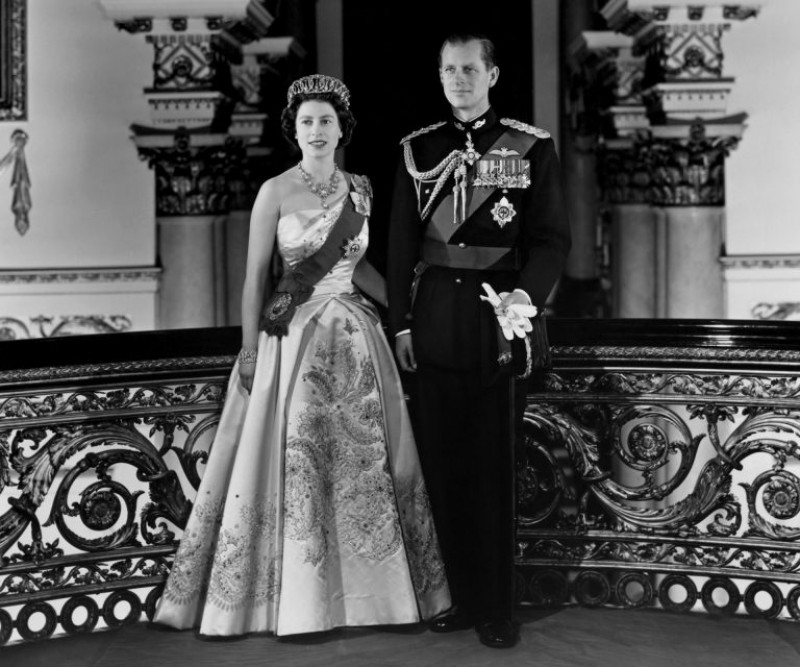 Viên kim cương vô giá này được lấy ra từ vương miện của mẹ Hoàng thân Philip - Công chúa Alice xứ Battenberg thuộc dòng dõi Nữ hoàng Victoria. Chính xác là vào năm 1946, để giúp con trai chuẩn bị buổi cầu hôn lãng mạn và trang trọng, Công chúa Alice đã đưa con trai vương miện mà mình được trao vào ngày cưới. 