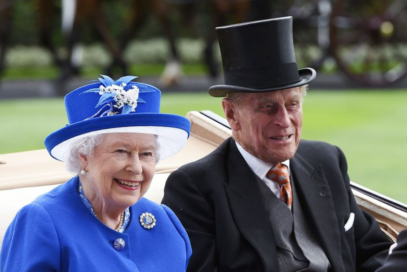 Khác với những gì công chúng kỳ vọng, Nữ hoàng quyết định sẽ chỉ tổ chức một buổi tiệc nhỏ kỷ niệm 70 năm ngày cưới vào buổi tối tại Lâu đài Windsor với sự có mặt của gia đình Hoàng tộc và bạn bè thân thiết. Lý do Nữ hoàng Anh Quốc không muốn quá rầm rộ, ồn ào về sự kiện này vì bà cùng gia đình Hoàng tộc muốn thể hiện sự tôn trọng đối với những người bạn thân cũng như họ hàng vừa mới mất trong những năm gần đây.