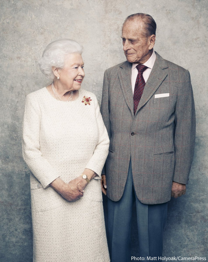 7 thập kỷ trôi qua nhưng tình yêu của Nữ hoàng Anh Elizabeth II dành cho chồng vẫn trường tồn cùng thời gian. Hoàng thân Philip và Nữ hoàng Elizabeth chưa bao giờ rời nhau nửa bước. Giờ đây, ánh mắt của Nữ hoàng vẫn ánh lên vẻ hạnh phúc mỗi khi Hoàng thân Philip xuất hiện. Nữ hoàng từng phát biểu về chồng mình: “Hoàng thân Philip khá đơn giản, là sức mạnh của tôi và đã bên cạnh tôi suốt bao năm qua”. 