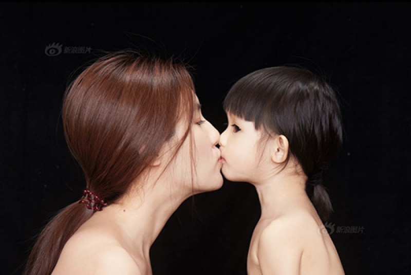Bộ ảnh mẹ hôn con đốn tim người xem » Báo Phụ Nữ Việt Nam