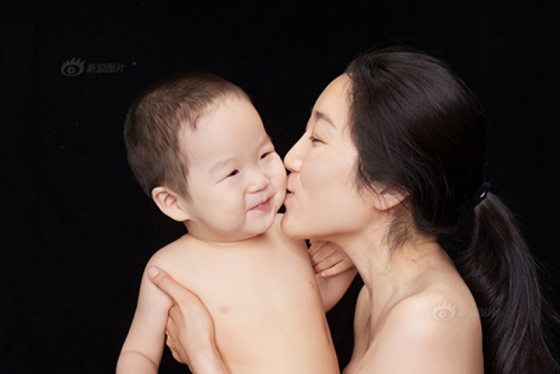 Bộ ảnh mẹ hôn con đốn tim người xem » Báo Phụ Nữ Việt Nam