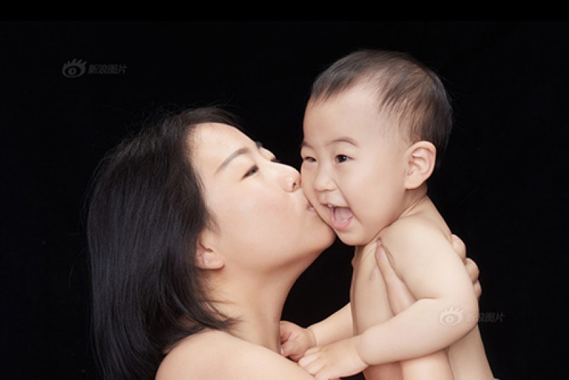 Một nụ hôn của mẹ đến con luôn đầy yêu thương và sự ấm áp. Hãy cùng xem bức hình về nụ hôn đáng yêu này để cảm nhận tình cảm của một mẹ dành cho con.