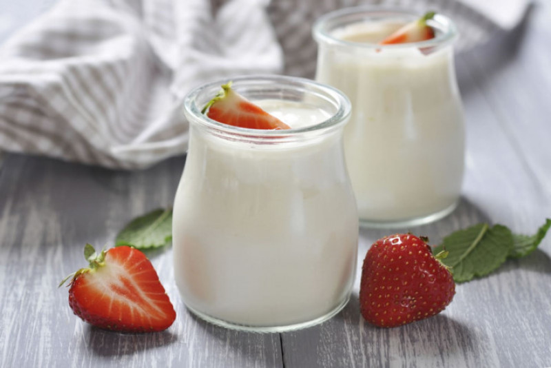Sữa chua ít béo: Trong sữa chua có một loại lợi khuẩn probiotic giúp tăng cường hệ thống miễn dịch và hỗ trợ hóa trình tiêu hóa. Vì vậy, bạn có thể sử dụng sữa chua sau bữa ăn trước khi tập thể dục, ngoài ra sữa chua lại có nhiều canxi.