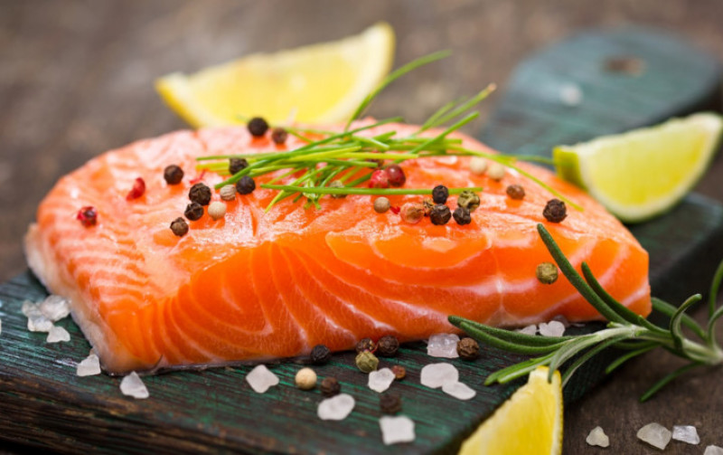 Cá hồi: chứa nhiều axit béo omega-3, có tác dụng giảm lượng cholesterol và cải thiện tim mạch. Chưa kể cá hồi còn chứa nhiều protein.