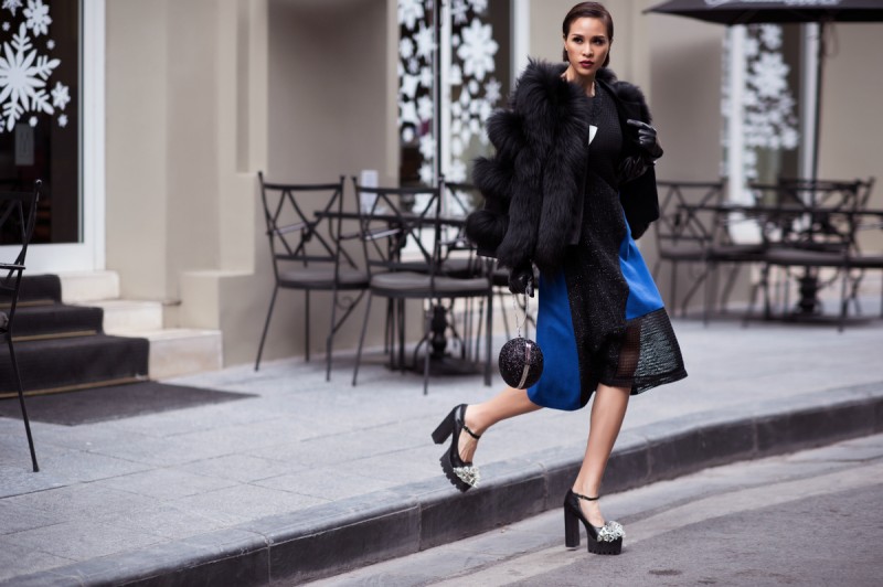 Vẫn chủ đạo là tông màu tối, Phương Mai kết hợp bộ đầm ấn tượng màu đen pha xanh da trời. Để ấn tượng hơn, cô kết hợp với áo lông đen, găng tay da, giày và túi hộp đen.