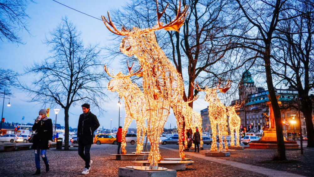 Ở thủ đô Stockholm (Thụy Điển), hàng nghìn ánh đèn đã được sử dụng để trang trí cho những chú nai. Cả Stockholm sáng rực với hơn 30 con đường, trung tâm và khu mua sắm được trang trí đẹp mắt.