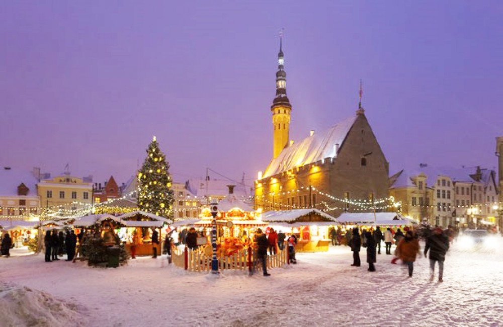 Ở chợ Giáng sinh Tallinn (Estonia), những tòa nhà từ thời Trung Cổ được bảo tồn tuyệt vời đi kèm những truyền thống lâu đời. Nhiều năm qua, nơi đây được bầu là một trong những chợ Giáng sinh tuyệt vời nhất trên thế giới. 