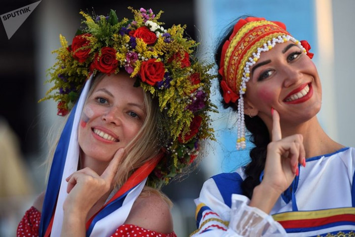 Hai nữ cổ động viên của đội tuyển nước chủ nhà. Nga đã tổ chức một World Cup được đánh giá là rất thành công.