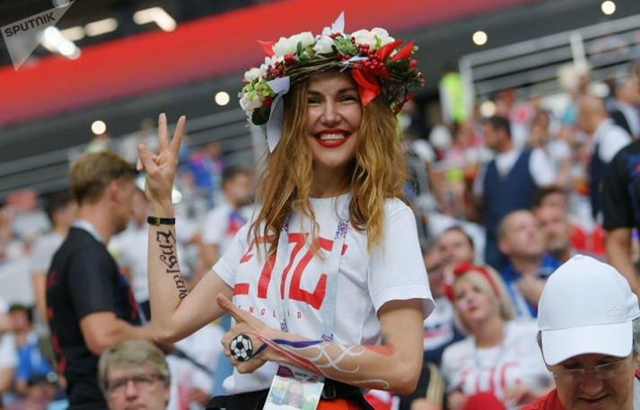 Nụ cười rạng ngời của nữ cổ động viên đội tuyển Anh trên khán đài trận bán kết Anh-Croatia.