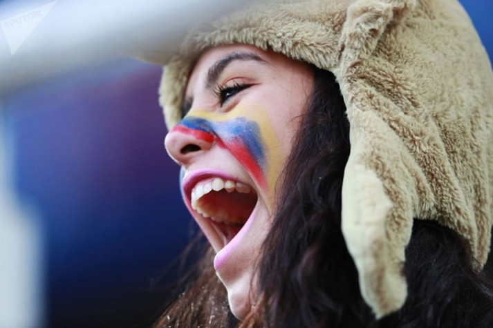 Cổ động viên Colombia nhiệt tình cổ vũ cho đội nhà trong trận đấu với đội tuyển Anh ở vòng 1/16.
