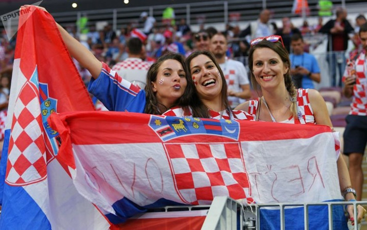 Các cổ động viên của đội tuyển Croatia. Đội tuyển của họ đã vào đến trận chung kết của World Cup 2018. Dù không thể chạm tay vào chiếc cúp vàng nhưng các cổ động viên Croatia hoàn toàn có quyền tự hào về những gì đội tuyển yêu mến của họ đã thể hiện.