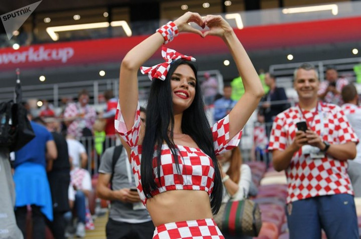 Nhìn những họa tiết trên bộ trang phục của nữ cổ động viên này, không khó để nhận ra cô là người hâm mộ đội tuyển Croatia.