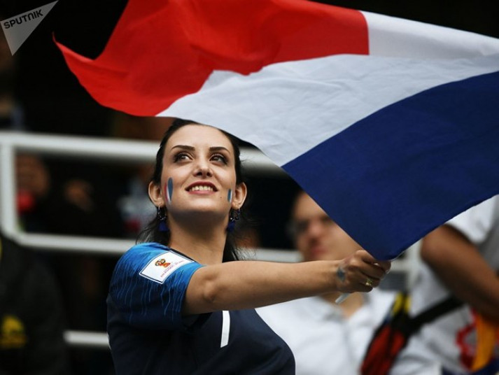 Cổ động viên đội tuyển Pháp phất cờ trong trận đấu Pháp-Uruguay ở Nizhny Novgorod.