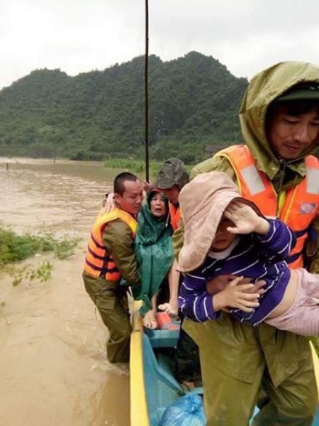 Lực lượng cứu hộ dùng thuyền để đưa người dân đến nơi an toàn. 