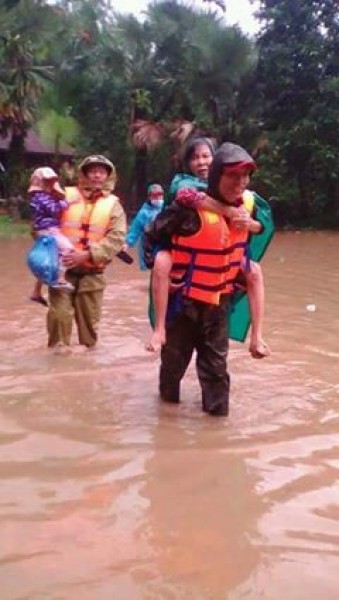 Ngay khi nước lên, lực lượng cứu hộ đã đến những nơi bị ngập lụt để vận động nhân dân di chuyển về nơi an toàn. Trẻ em và các cụ già được lực lượng cứu hộ cõng trên lưng để di chuyển, tránh những rủi ro đáng tiếc có thể xảy ra. 