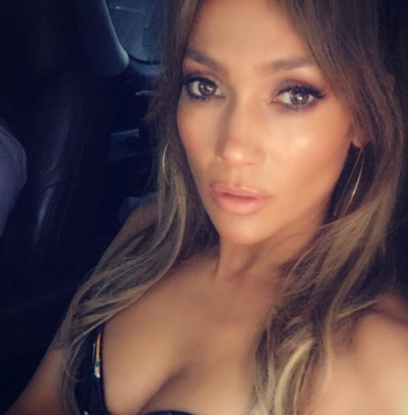 Jennifer Lopez từng khẳng định cô sinh năm 1970 cho tới khi bạn trai P.Diddy vướng vào một tai nạn nổ súng ở một hộp đêm, nữ ca sĩ buộc phải khai thật năm sinh của mình với cảnh sát. Theo Jennifer, năm cô chào đời là 1969, cùng năm sinh với P.Diddy.