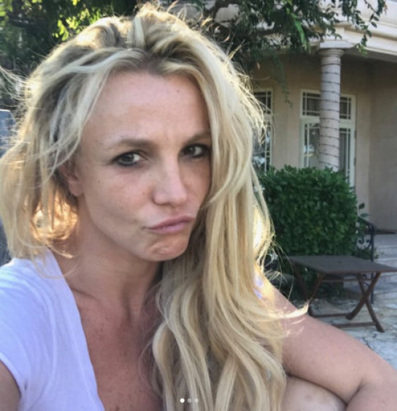 Để giữ gìn hình ảnh cô công chúa nhạc pop ngây thơ, trong trắng, trong nhiều năm liền Britney Spears luôn tuyên bố “không quan hệ tình dục trước hôn nhân” trên các mặt báo. Tuy nhiên, sau khi Justin Timberlake chia tay cô, nam ca sĩ đã 