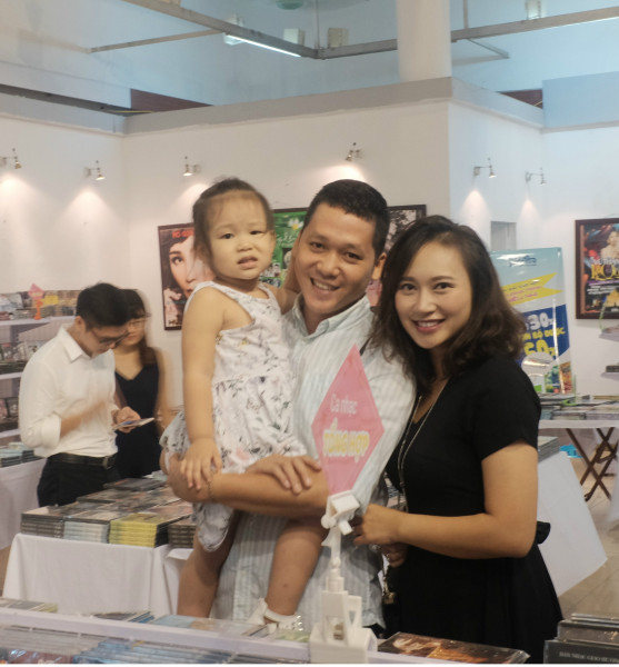 Không chỉ NSƯT Thu Hà, “Họa mi” Khánh Linh cũng đã cùng chồng và con gái đến với Ngày hội để tìm mua cho mình những sản phẩm âm nhạc yêu thích. Nữ ca sĩ chọn lựa rất nhiều CD và sách nhạc Phạm Duy, Vũ Thành An. 