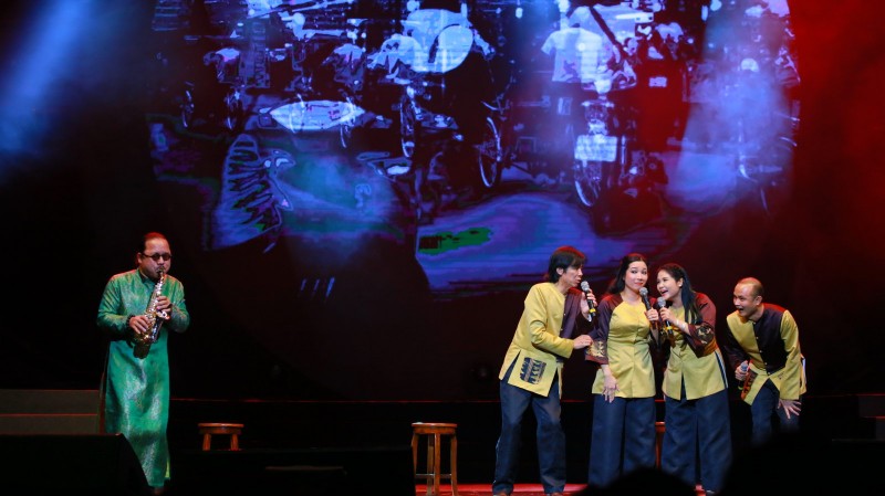 Nhóm Tứ tửu, trong đó có những người bạn thân của nhạc sĩ Phó Đức Phương như Thanh Ngoan, Thanh Thanh Hiền, Huỳnh Tú thể hiện bài “Về nhà” trên nền saxophone của Trần Mạnh Tuấn.