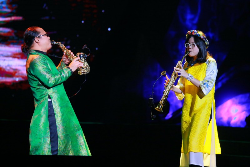 Nghệ sĩ saxophone Trần Mạnh Tuấn và con gái An Trần chạm được đến trái tim của người nghe khi cùng hòa tấu giai điệu “Về quê”