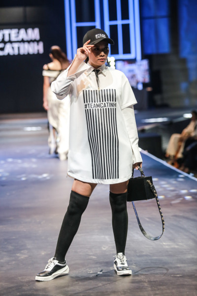 Những trang phục ứng dụng mang phong cách sống đương đại được Chung Thanh Phong giản lược thể hiện qua những cắt may tinh xảo và đơn giản như váy bút chì xẻ tà, áo cúp ngực sử dụng phương pháp tạo khối wrapping, mini skirt, vest dáng dài…  