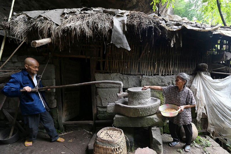 Cụ Liang cho biết cách đây nhiều năm, chính quyền địa phương cũng ngỏ ý muốn giúp hai cụ chuyển đến nơi khác sinh sống nhưng hai cụ đã từ chối bởi “không có gì thoải mái bằng khi được sống ở ngôi nhà trong hang đá và điều quan trọng là được sống vui vẻ bên nhau. Con cái bảo chúng tôi ra thành phố ở với chúng nó nhưng chúng tôi quen với nơi này rồi nhưng không thể xa được”. 
