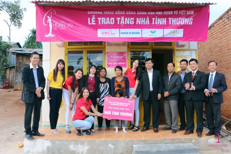 Những người đẹp đã đến huyện Lâm Hà, Đan Phượng để trao nhà tình thương cho một gia đình người dân tộc thiểu số. Sau đó, 3 người đẹp cùng đoàn từ thiện tiếp tục hành trình trao 2 căn nhà tình thương cho người dân tại Tam Bố, huyện Di Linh. 
