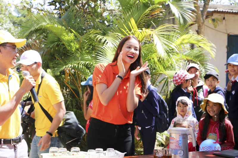 Hoa hậu Hoàn vũ Việt Nam 2015 Phạm Hương bày tỏ niềm vui mừng khi được tham gia chuyến từ thiện ý nghĩa này.